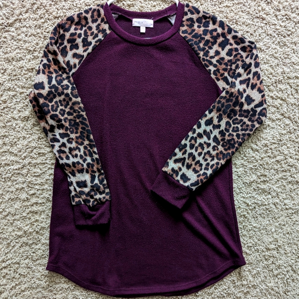 Leopard print sleeve blouse